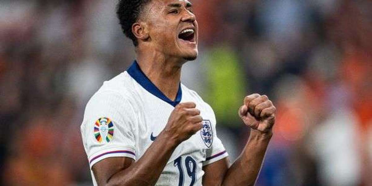 Người hùng Ollie Watkins tiết lộ thông báo khó tin