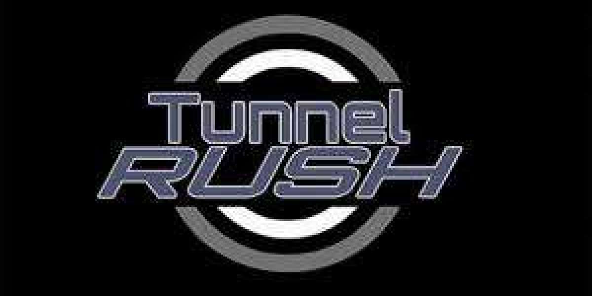 How do the speed and obstacle patterns change in Tunnel Rush?