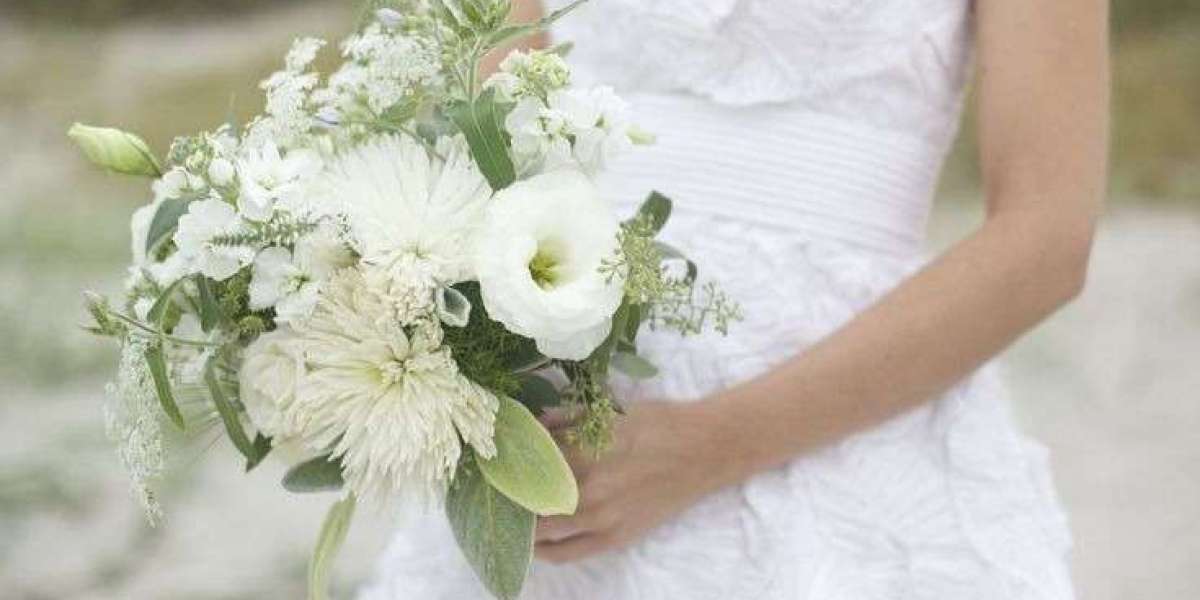 Creating Wedding Magic with White Bridal Bouquets and Floral Centerpieces